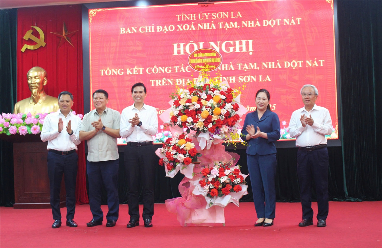 Thứ trưởng Nông Thị Hà tặng hoa chúc mừng tỉnh Sơn La