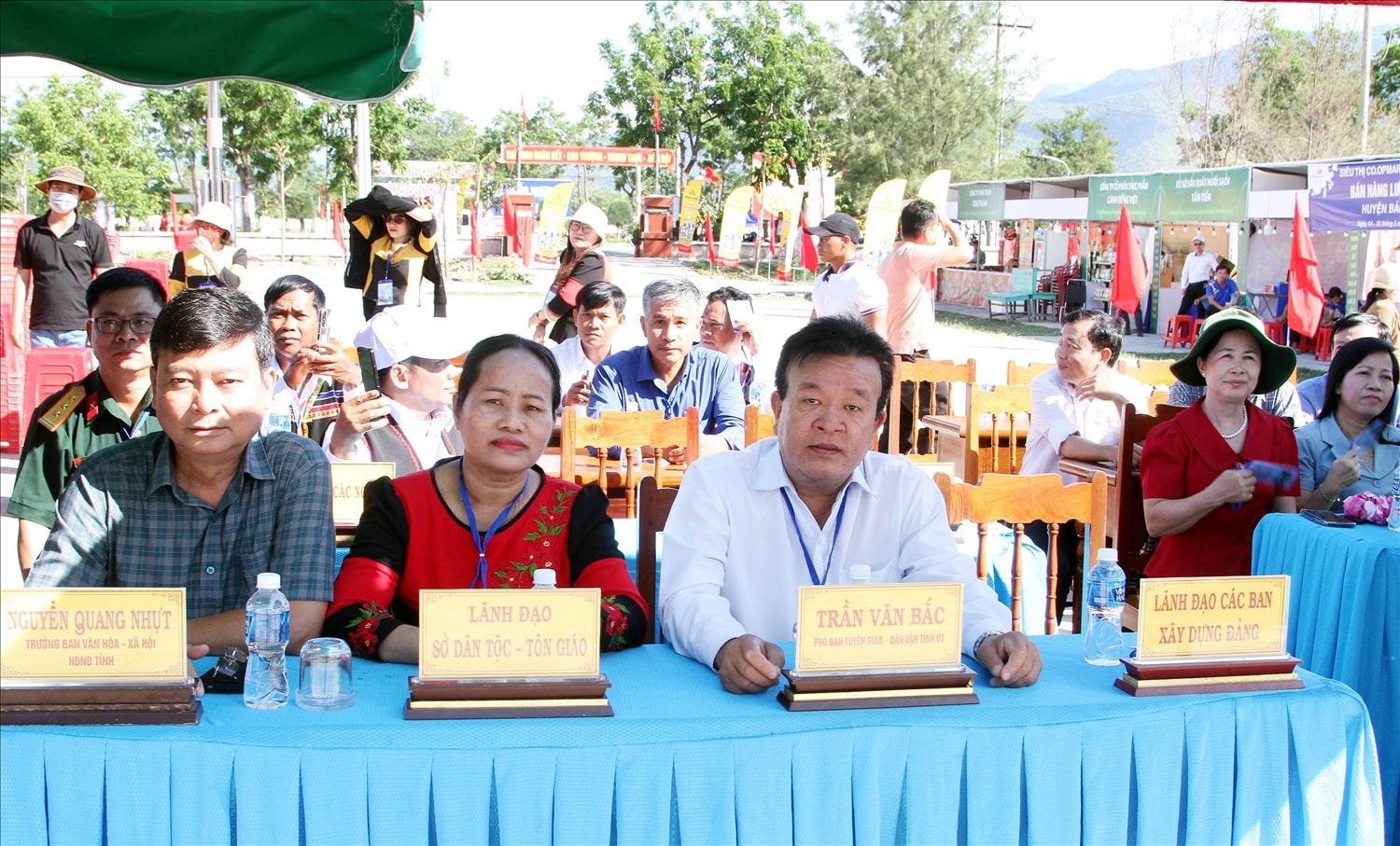 Bà Pi Năng Thị Hốn, Giám đốc Sở Dân tộc và Tôn giáo cùng các đại biểu dự khai mạc Lễ hội Văn hóa Raglay lần thứ III- năm 2025.