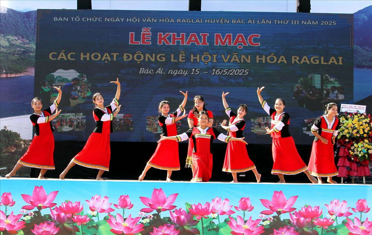Chương trình văn nghệ chào mừng Lễ hội Văn hóa Raglay huyện Bác Ái năm 2025.