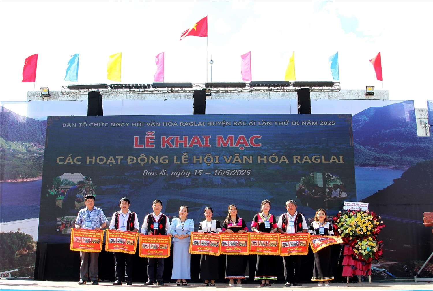 Bà Cấn Thị Hà, Phó Chủ tịch UBND huyện Bác Ái, Trưởng Ban tổ chức Lễ hội Văn hóa Raglay năm 2025 trao cờ lưu niệm cho các đơn vị. 