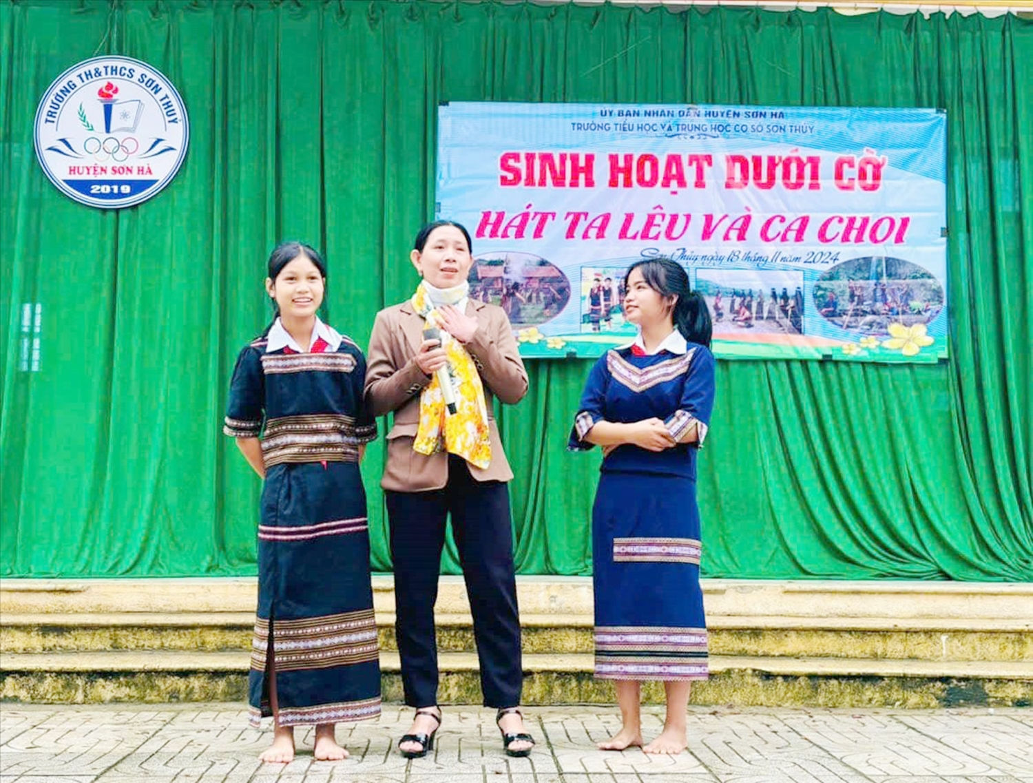 Đưa dạy hát ta lêu và ca chôi vào buổi chào cờ hằng tuần tại một trường học ở huyện Sơn Hà, tỉnh Quảng Ngãi