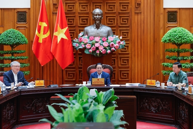 Thủ tướng lưu ý, trong thiết kế các chính sách, quy định cần đẩy mạnh phân cấp, phân quyền và tăng cường ứng dụng công nghệ, chuyển đổi số - Ảnh: VGP/Nhật Bắc Thủ tướng lưu ý, trong thiết kế các chính sách, quy định cần đẩy mạnh phân cấp, phân quyền và tăng cường ứng dụng công nghệ, chuyển đổi số - Ảnh: VGP/Nhật Bắc