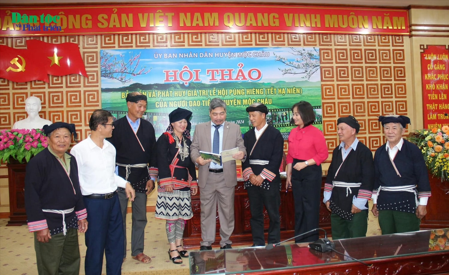 Tiến sĩ Nguyễn Anh Cường (cầm sách) - một trong những nhà nghiên cứu về văn hóa Dao hàng đầu Việt Nam hiện nay Tiến sĩ Nguyễn Anh Cường (cầm sách) - một trong những nhà nghiên cứu về văn hóa Dao hàng đầu Việt Nam hiện nay