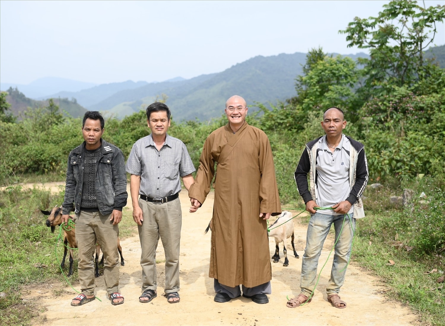 Đại đức Thích Tâm Phương, Ban Trị sự GHPGVN huyện A Lưới cùng các ban ngành đoàn thể trao dê giống sinh kế cho bà con bản Sê Sáp (Kà Lừm, Lào) vào ngày 16/4/2025. Đại đức Thích Tâm Phương, Ban Trị sự GHPGVN huyện A Lưới cùng các ban ngành đoàn thể trao dê giống sinh kế cho bà con bản Sê Sáp (Kà Lừm, Lào) vào ngày 16/4/2025.