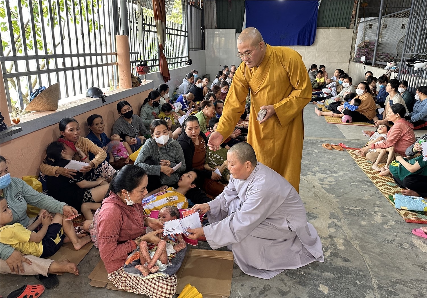 Đại đức Thích Tâm Phương, Đại diện Ban Trị sự GHPGVN huyện A Lưới, cùng các ban ngành đoàn thể khởi công xây dựng căn nhà cho ông Phạm Phước Lợi (thôn Quảng Hợp, xã Sơn Thuỷ, huyện A Lưới). Đại đức Thích Tâm Phương (áo vàng) và Ni sư Thích Nữ Diệu Trung, nguyên Phó Trưởng Ban Trị sự GHPGVN huyện A Lưới đến thăm và tặng quà cho các cháu khuyết tật, chất độc màu da cam tại phường Hương Vinh, TP Huế.