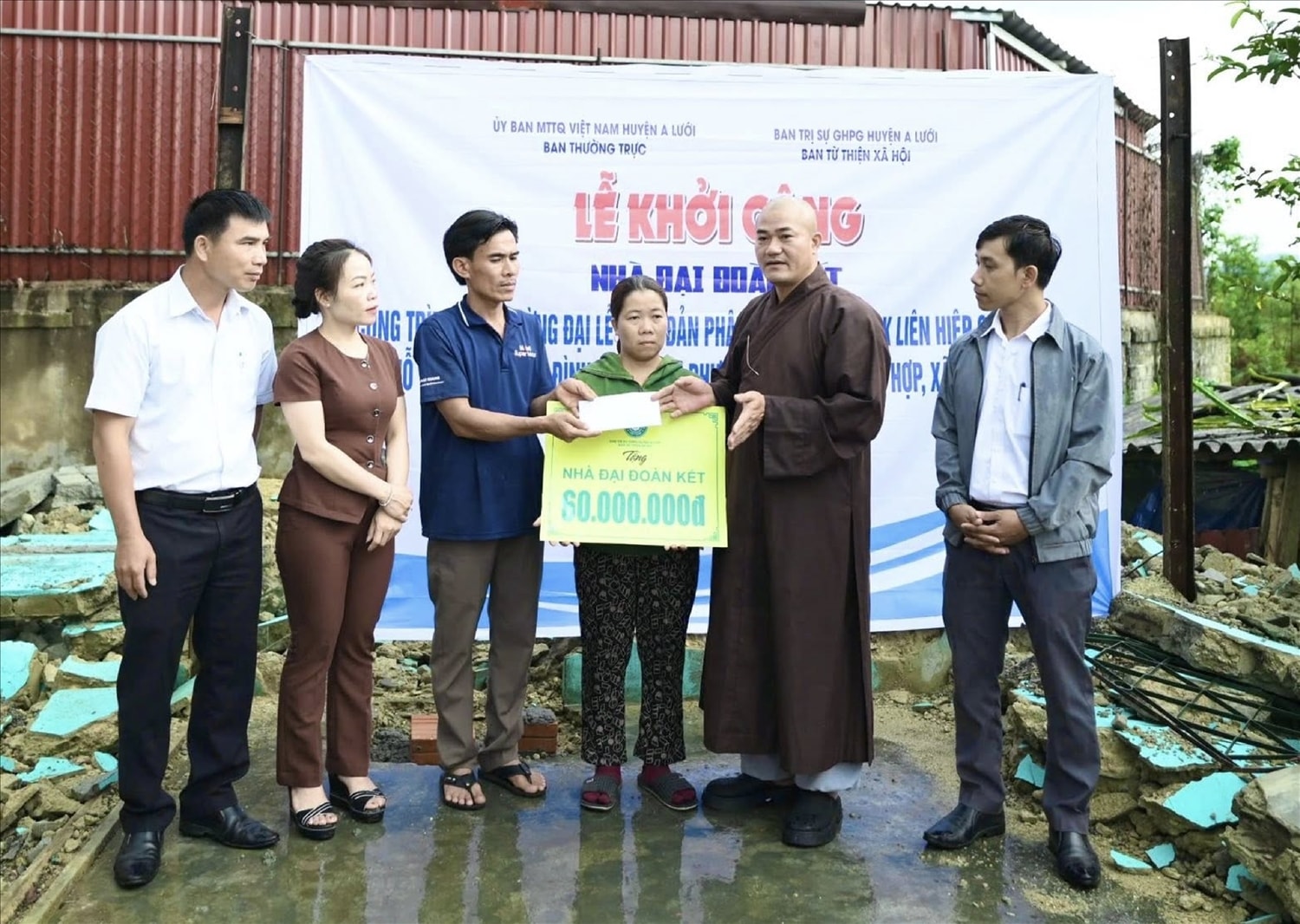 Đại diện Ban Trị sự GHPGVN huyện A Lưới, Đại đức Thích Tâm Phương cùng các ban ngành đoàn thể khởi công xây dựng căn nhà cho ông Phạm Phước Lợi (thôn Quảng Hợp, xã Sơn Thuỷ, huyện A Lưới). Đại diện Ban Trị sự GHPGVN huyện A Lưới, Đại đức Thích Tâm Phương cùng các ban ngành đoàn thể khởi công xây dựng căn nhà cho ông Phạm Phước Lợi (thôn Quảng Hợp, xã Sơn Thuỷ, huyện A Lưới).