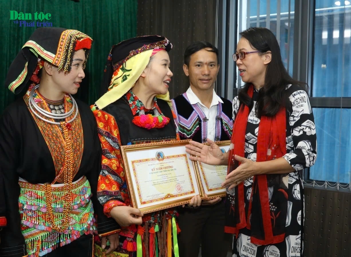 Nguyên Thứ trưởng, Phó Chủ nhiệm Ủy ban Dân tộc Hoàng Thị Hạnh Nguyên Thứ trưởng, Phó Chủ nhiệm Ủy ban Dân tộc Hoàng Thị Hạnh trao Kỷ niệm chương Vì sự phát triển các dân tộc cho giáo viên dân tộc thiểu số tiêu biểu vào năm 2020, trong đó có đại biểu nhóm Dao Lô gang