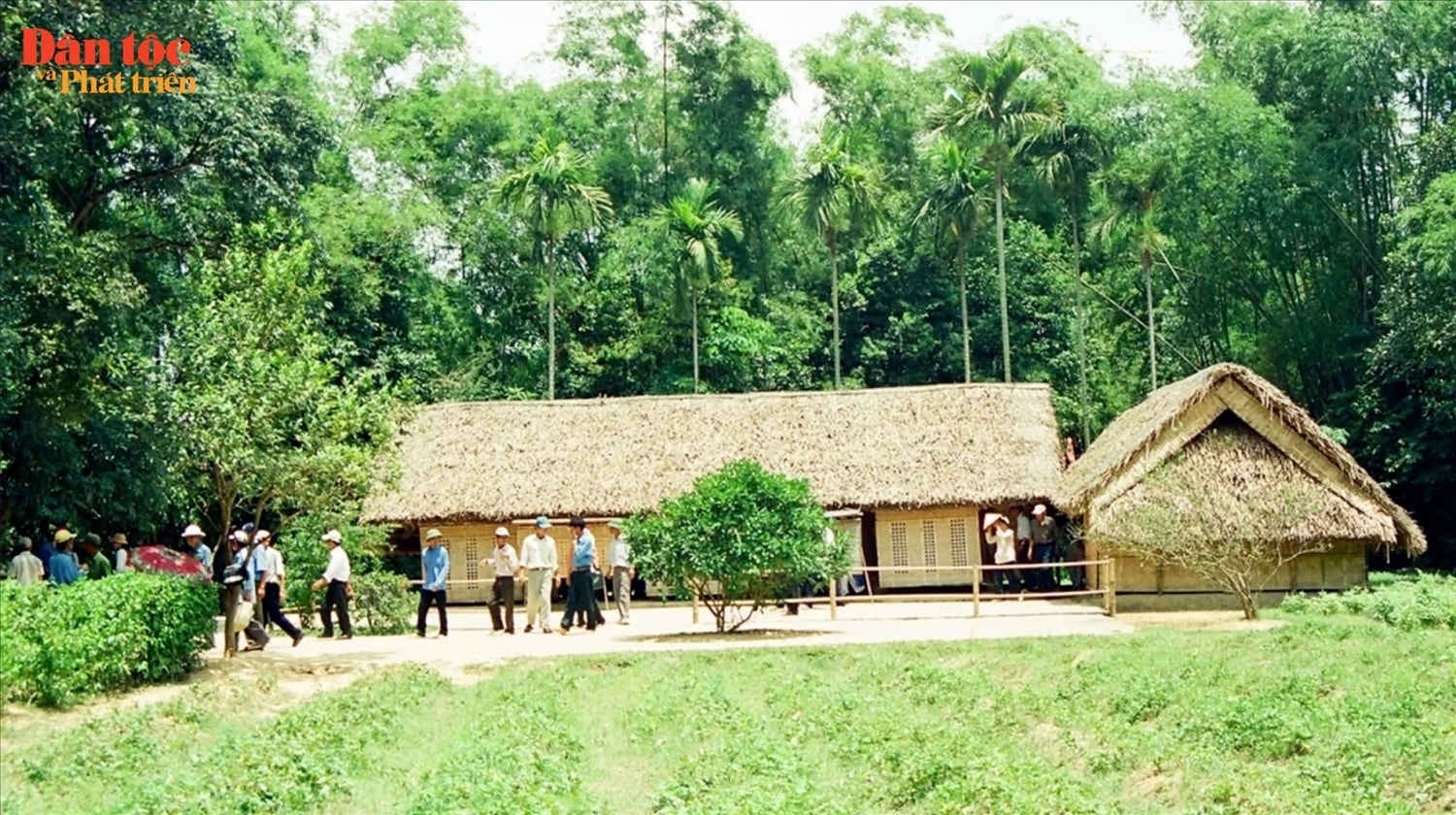 Về thăm quê Bác làng Sen 