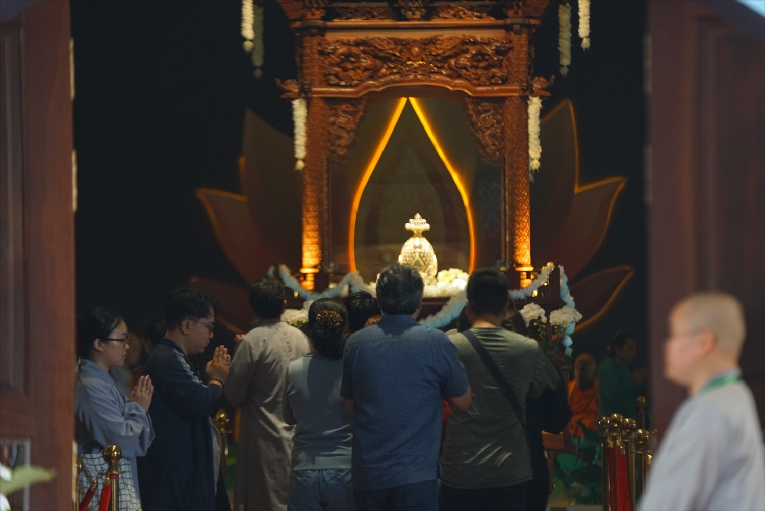 Đã có rất đông tăng ni, phật tử, người dân tới chiêm bái Xá lợi Đức Phật. (Trong ảnh: Người dân tới chiêm bái Xá lợi Đức Phật khi được tôn trí tại chùa Thanh Tâm, TP. Hồ Chí Minh)