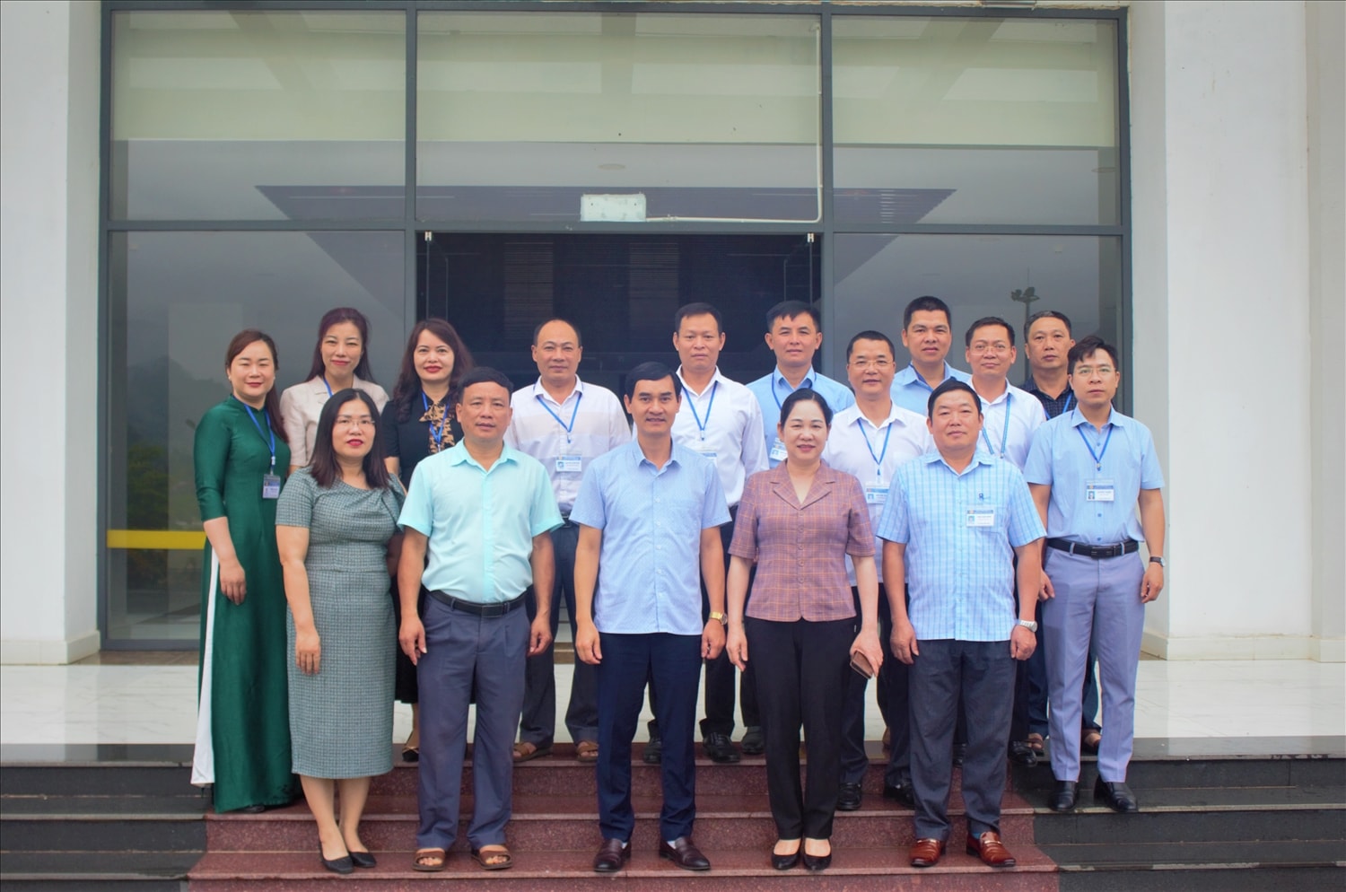 Thứ trưởng Bộ Dân tộc và Tôn giáo Nông Thị Hà chụp ảnh lưu niệm cùng lãnh đạo và cán bộ, công chức Sở Dân tộc và Tôn giáo tỉnh Sơn La Thứ trưởng Bộ Dân tộc và Tôn giáo Nông Thị Hà chụp ảnh lưu niệm cùng lãnh đạo và cán bộ, công chức Sở Dân tộc và Tôn giáo tỉnh Sơn La