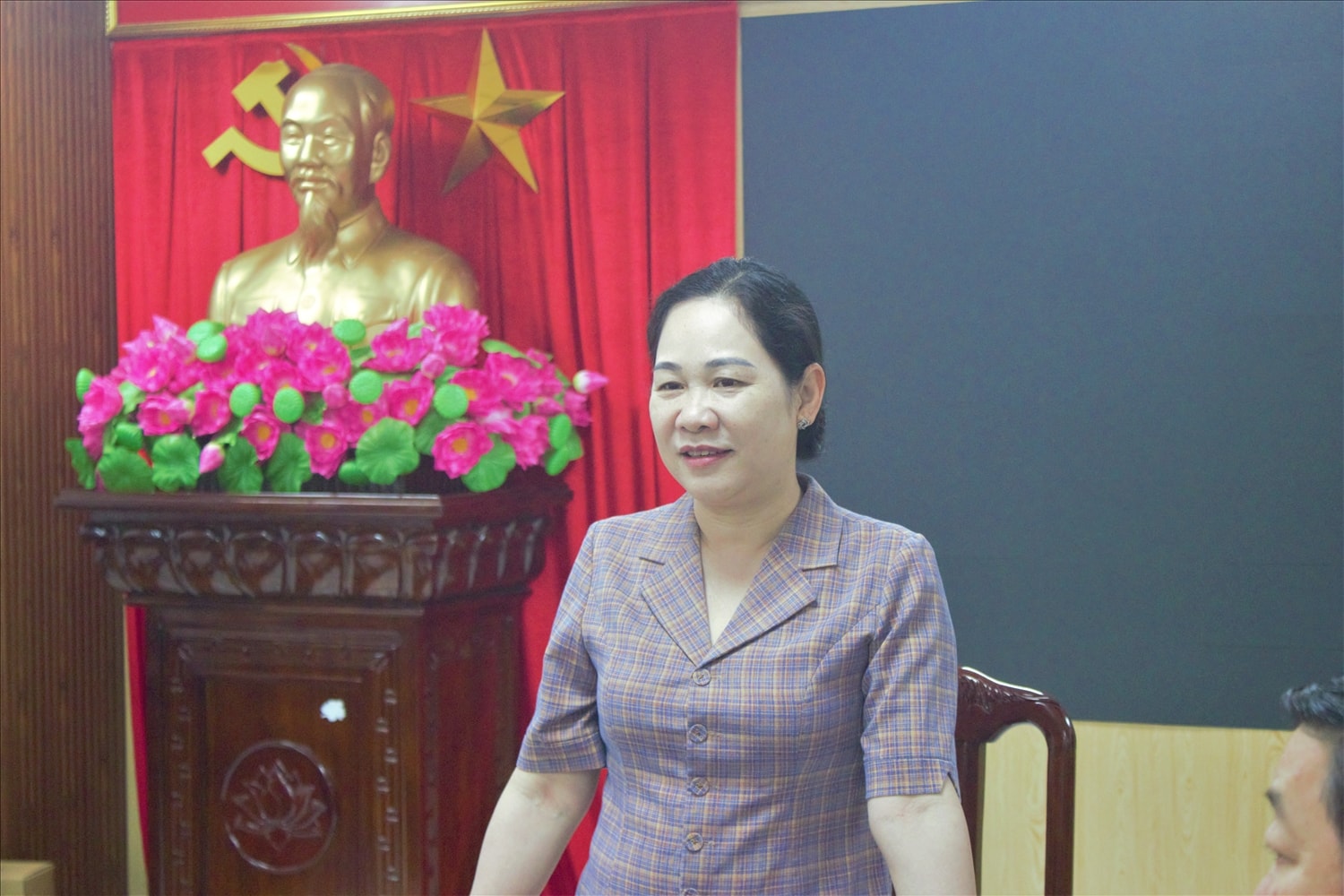 Thứ trưởng Bộ Dân tộc và Tôn giáo Nông Thị Hà phát biểu khi đến thăm, làm việc với Sở Dân tộc và Tôn giáo tỉnh Sơn La Thứ trưởng Bộ Dân tộc và Tôn giáo Nông Thị Hà phát biểu khi đến thăm, làm việc với Sở Dân tộc và Tôn giáo tỉnh Sơn La