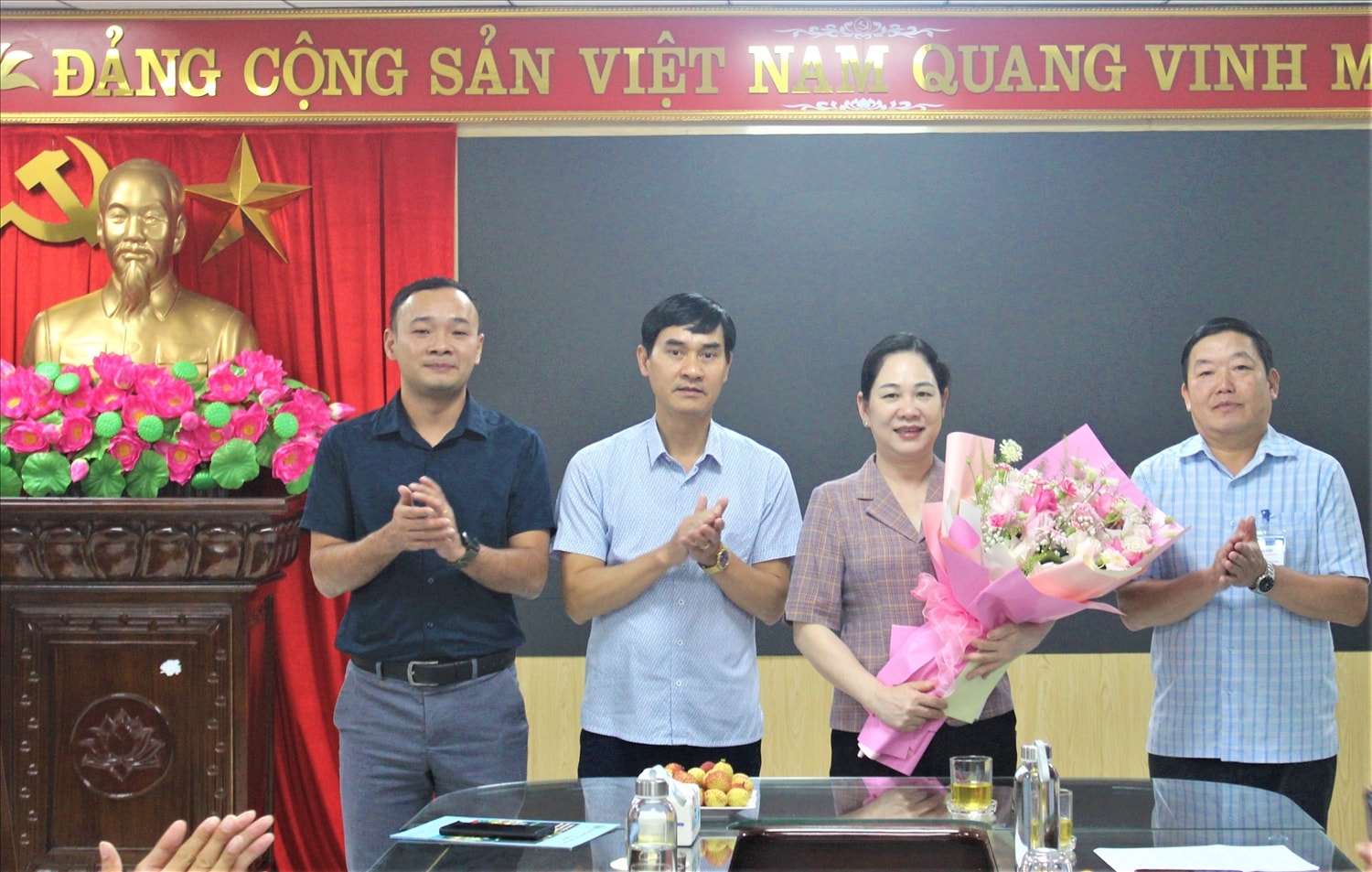 Thứ trưởng Nông Thị Hà bày tỏ vui mừng khi được đến thăm Sở Dân tộc và Tôn giáo tỉnh Sơn La Thứ trưởng Nông Thị Hà bày tỏ vui mừng khi được đến thăm Sở Dân tộc và Tôn giáo tỉnh Sơn La