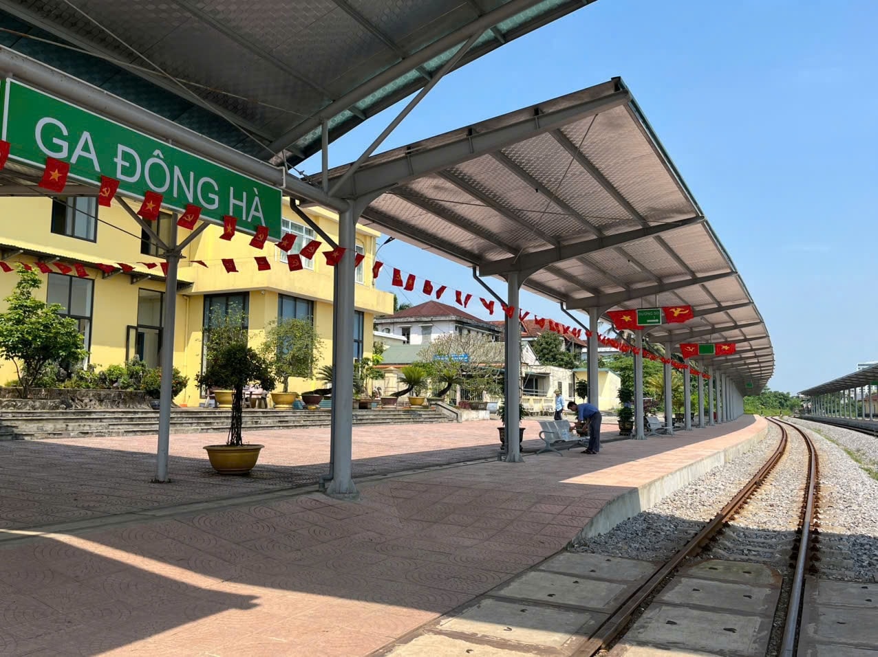 Tàu khách từ Quảng Bình đến Quảng Trị sẽ xuất phát từ ga Đông Hà lúc 5h và đến ga Đồng Hới lúc 7h40. (Ảnh minh hoạ: VNR)