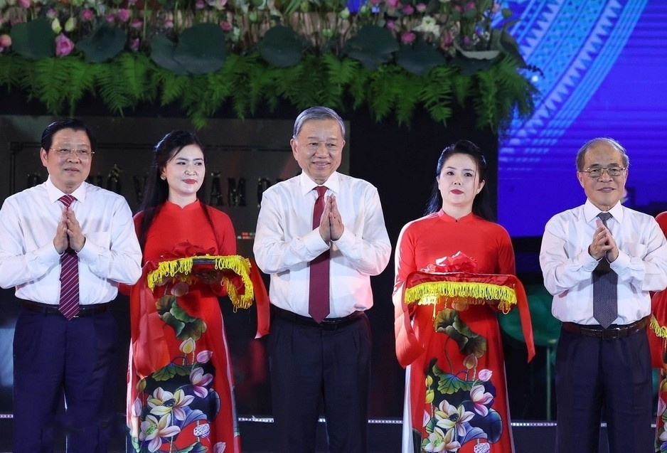 Tổng Bí thư Tô Lâm và các đại biểu thực hiện nghi thức cắt băng khánh thành tượng “Bác Hồ về thăm quê”