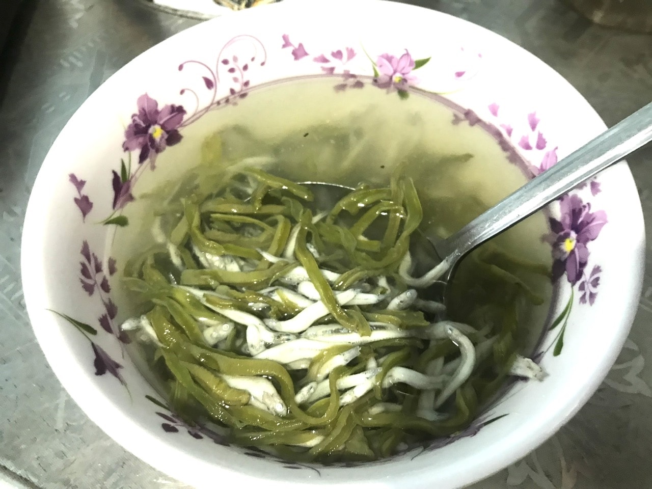 Tô canh lưỡi rồng nấu với cá cơm biển -Ảnh: H.H.THẾ.