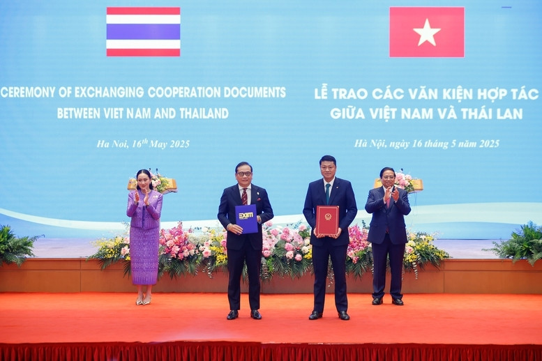Thủ tướng Phạm Minh Chính và Thủ tướng Thái Lan Paetongtarn Shinawatra chứng kiến trao Thỏa thuận hợp tác toàn diện giữa Ngân hàng BIDV và Ngân hàng Xuất nhập khẩu Thái Lan - Ảnh: VGP/Nhật Bắc
