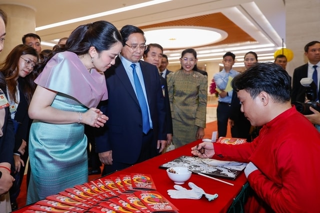 Dẫn nguồn -Thủ tướng Phạm Minh Chính cùng Thủ tướng Thái Lan tham quan triển lãm sản phẩm thủ công mỹ nghệ Việt Nam 12