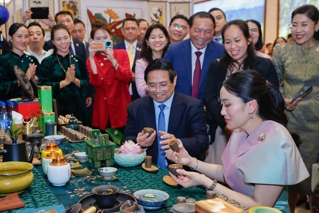 Dẫn nguồn -Thủ tướng Phạm Minh Chính cùng Thủ tướng Thái Lan tham quan triển lãm sản phẩm thủ công mỹ nghệ Việt Nam 7