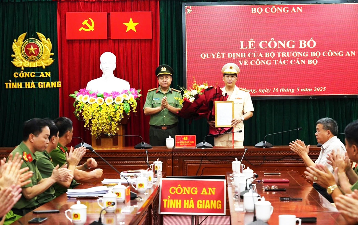 Đại tá Lục Thế Hưng nhận quyết định bổ nhiệm chức Phó Giám đốc Công an tỉnh Hà Giang. (Ảnh: Công an tỉnh Hà Giang)