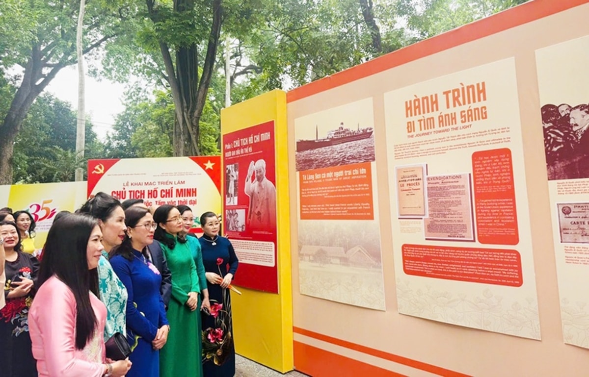 Các đại biểu tham quan Triển lãm Các đại biểu tham quan Triển lãm