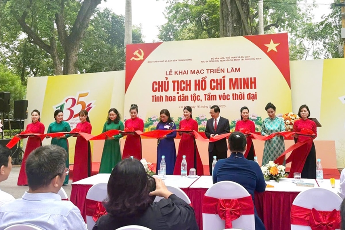 Các đại biểu cắt băng khai mạc Triển lãm Các đại biểu cắt băng khai mạc Triển lãm