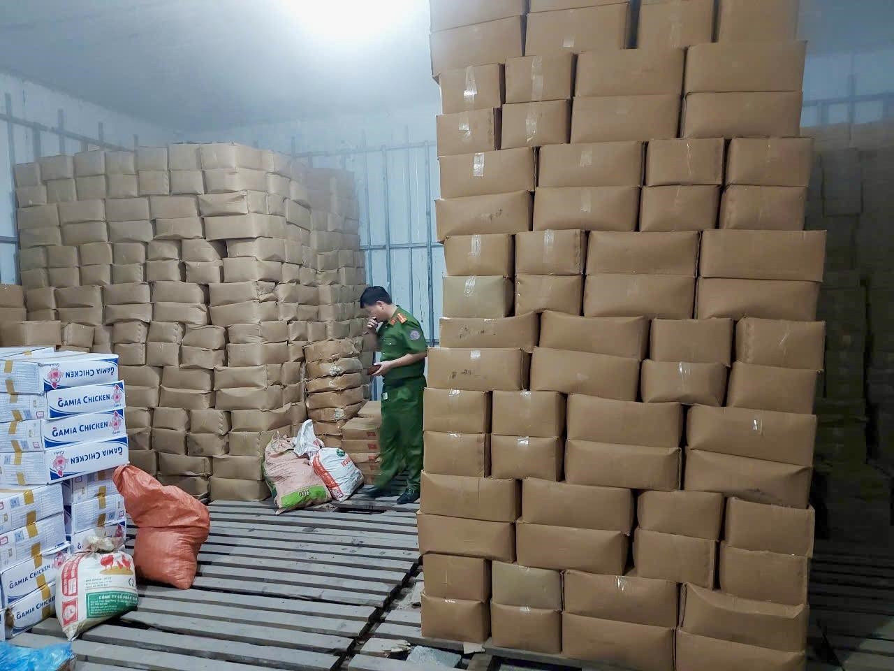 Cơ quan chức năng phát hiện trong kho hàng kinh doanh thực phẩm đông lạnh Dân Huế có chứa hơn 23 tấn thực phẩm đông lạnh. Ảnh: Công an Hà Giang
