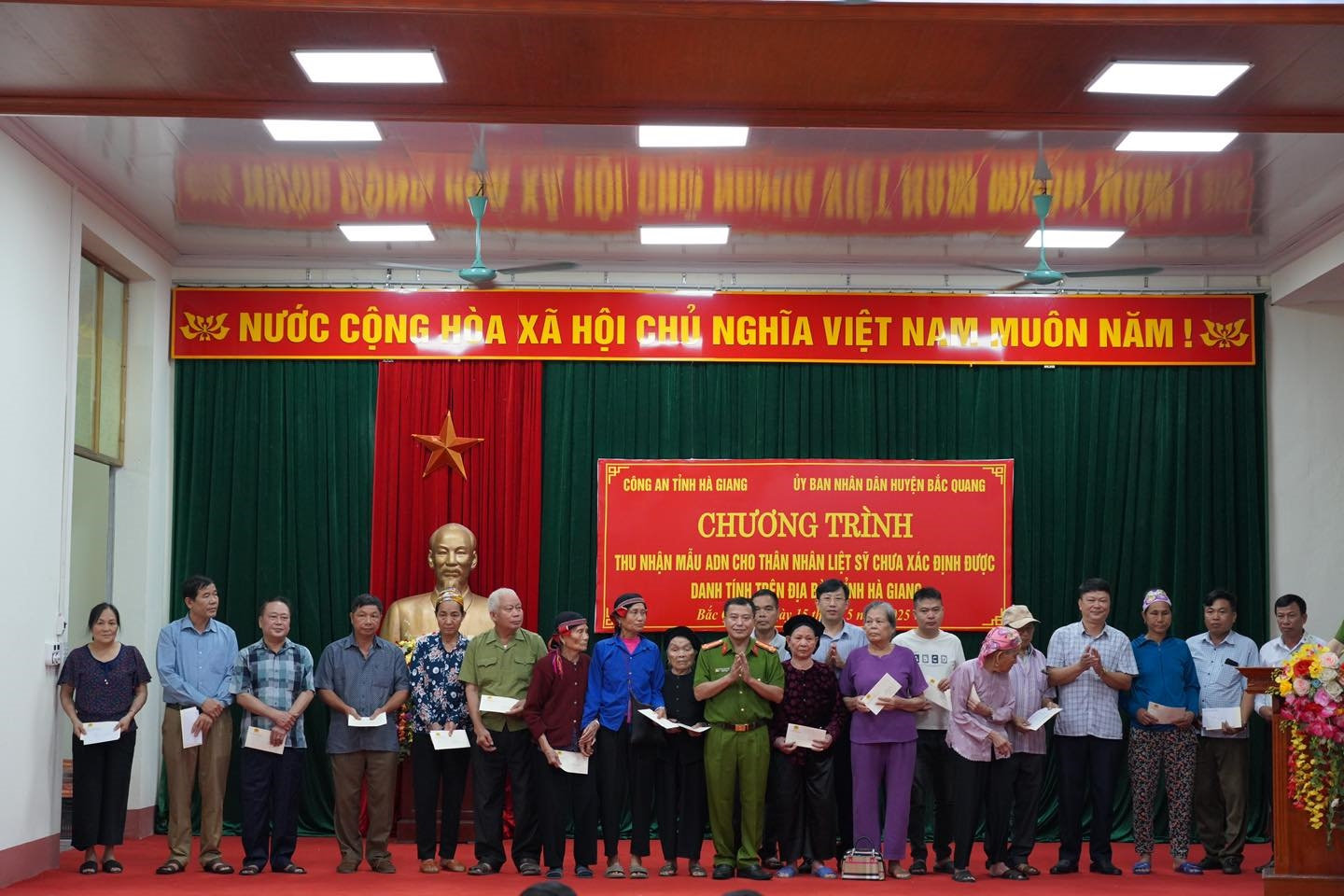 Lãnh đạo Công an tỉnh Hà Giang và Lãnh đạo huyện Bắc Quang trao quà cho thân nhân liệt sĩ