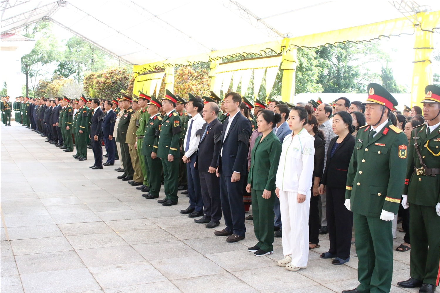 Các đại biểu tham dự Lễ viếng, truy điệu, an táng hài cốt liệt sỹ hy sinh tại Lào và Campuchia Các đại biểu tham dự Lễ viếng, truy điệu, an táng hài cốt liệt sỹ hy sinh tại Lào và Campuchia
