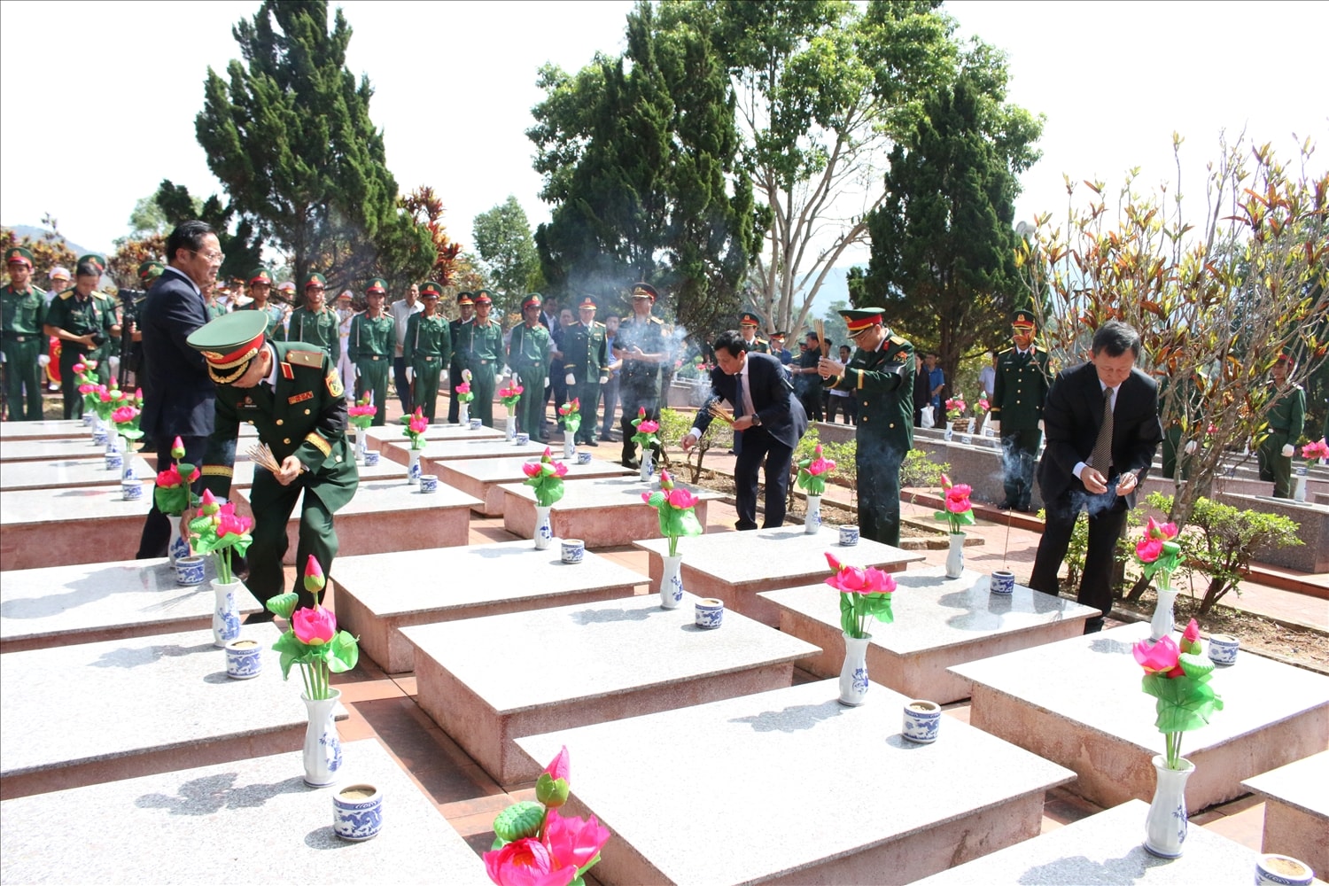 Các đại biểu dâng hương lên phần mộ các liệt sỹ Các đại biểu dâng hương lên phần mộ các liệt sỹ