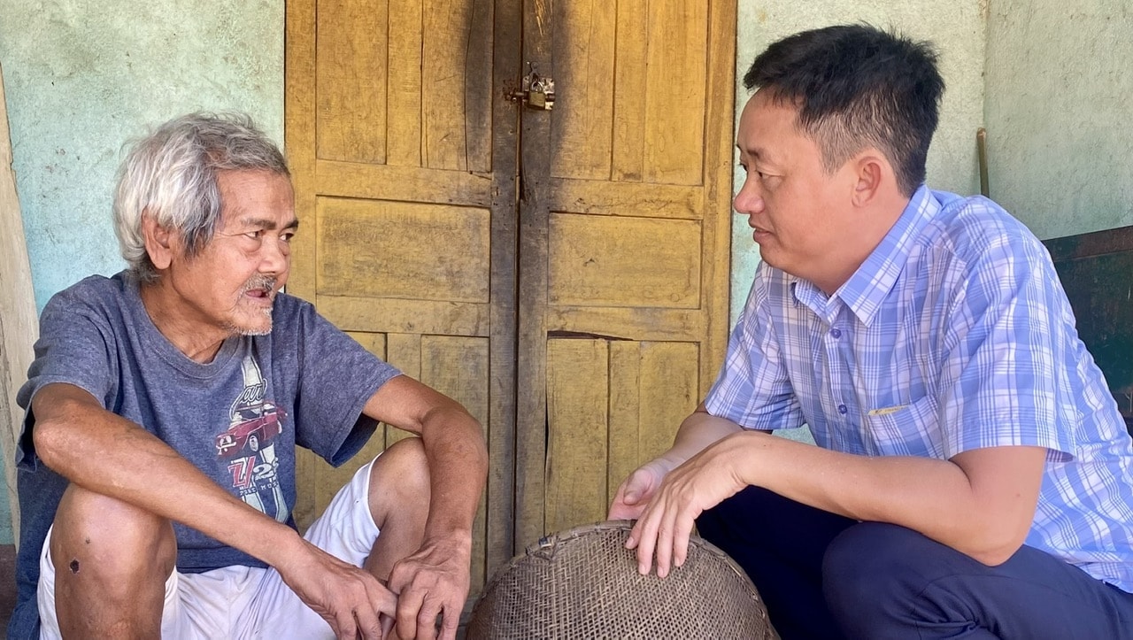 Ông A Yon (bên trái), già làng làng Kon Teo Đăk Lấp và dân làng mong muốn được giữ lại ngôi nhà rông làng Kon Teo (cũ), vì nhà rông gắn với thời điểm lập làng năm 1976 và được xem là linh hồn của làng