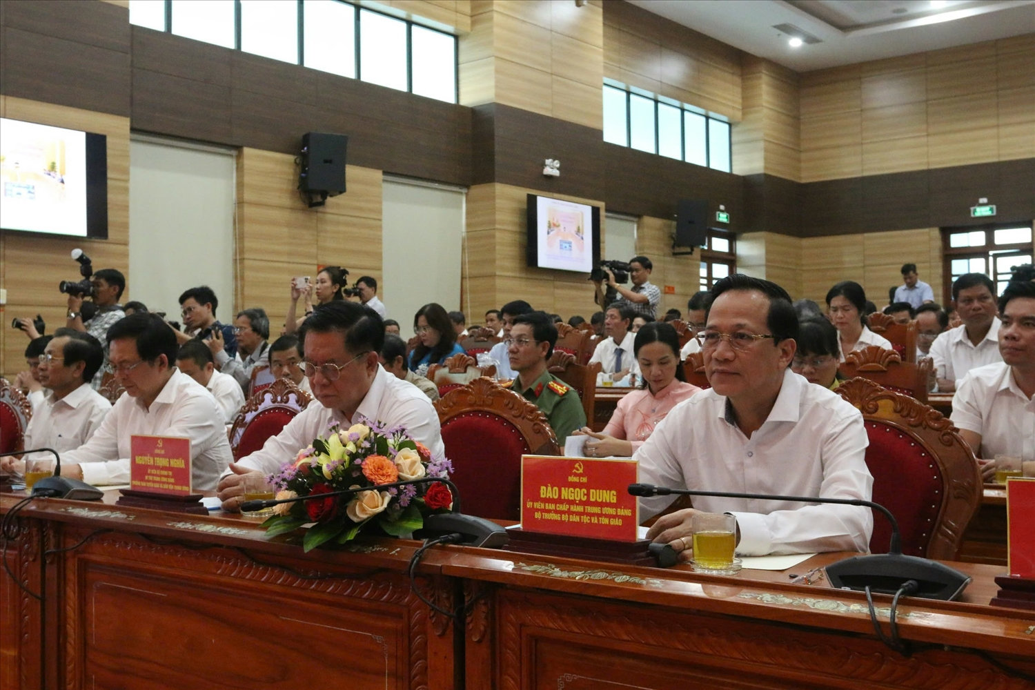 Ủy viên Bộ Chính trị, Bí thư Trung ương Đảng, Trưởng Ban Tuyên giáo và Dân vận Trung ương Nguyễn Trọng Nghĩa; Uỷ viên BCH Trung ương Đảng, Bộ trưởng Bộ Dân tộc và Tôn giáo Đào Ngọc Dung dự lễ công bố hoàn thành xoá nhà tạm, nhà dột nát tại Bình Định Ủy viên Bộ Chính trị, Bí thư Trung ương Đảng, Trưởng Ban Tuyên giáo và Dân vận Trung ương Nguyễn Trọng Nghĩa; Uỷ viên BCH Trung ương Đảng, Bộ trưởng Bộ Dân tộc và Tôn giáo Đào Ngọc Dung dự lễ công bố hoàn thành xoá nhà tạm, nhà dột nát tại Bình Định