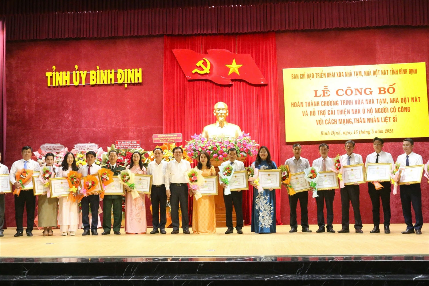 Lãnh đạo tỉnh Bình ĐỊnh tặng Bằng khên cho 33 tập thể và 31 cá nhân có thành tích xuất sắc, tiểu biểu trong triển khai hỗ trợ xoá nhà tạm, nhà dột nát cho hộ người có công với cách mạng và thân nhân liệt sĩ, hộ nghèo, hộ cận nghèo, hộ mới thoát nghèo năm 2025 trên địa bàn tỉnh Lãnh đạo tỉnh Bình ĐỊnh tặng Bằng khên cho 33 tập thể và 31 cá nhân có thành tích xuất sắc, tiểu biểu trong triển khai hỗ trợ xoá nhà tạm, nhà dột nát cho hộ người có công với cách mạng và thân nhân liệt sĩ, hộ nghèo, hộ cận nghèo, hộ mới thoát nghèo năm 2025 trên địa bàn tỉnh