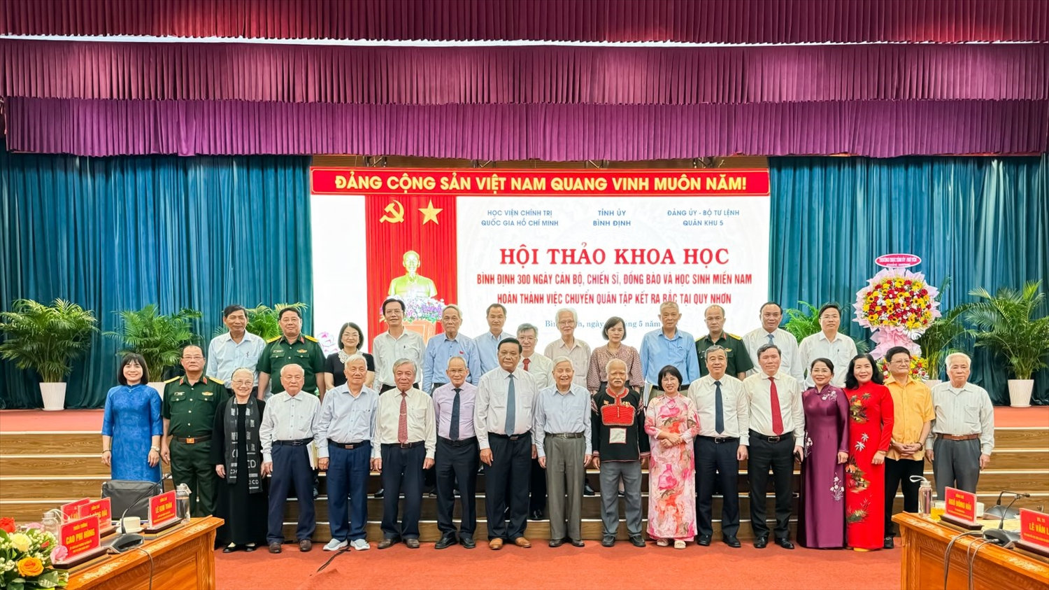 Các đại biểu chụp hình lưu niệm tại Hội thảo