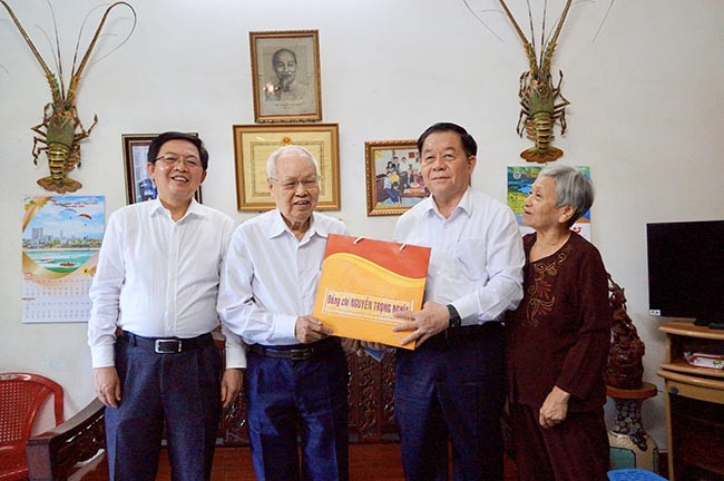 Trưởng Ban Tuyên giáo và Dân vận Trung ương Nguyễn Trọng Nghĩa (thứ hai từ phải sang) và Bí thư Tỉnh ủy Hồ Quốc Dũng (bìa trái) thăm và tặng quà Nguyên Chủ tịch UBND tỉnh Trần Văn Nhẫn