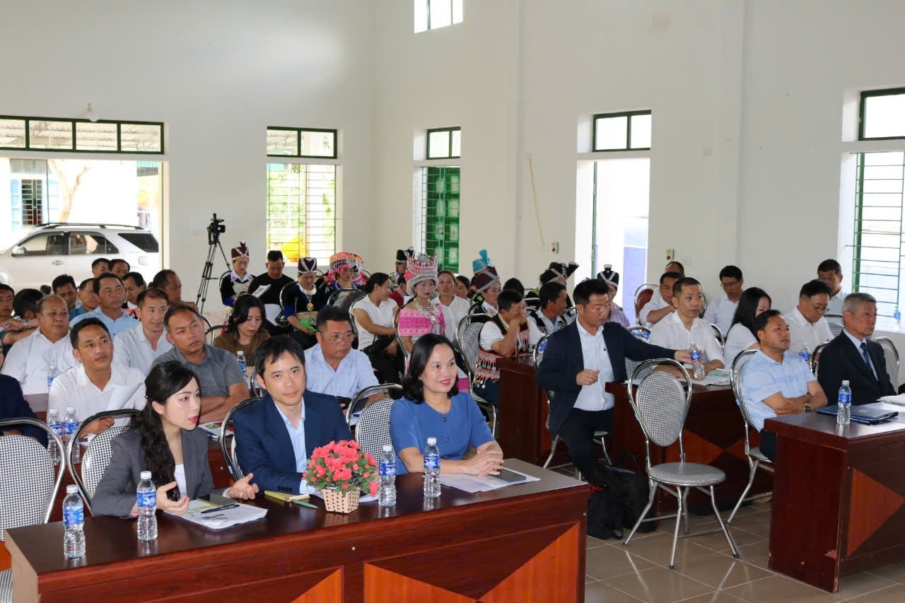 Các chuyên gia kỹ thuật của JICA, lãnh đạo sở Nông nghiệp và môi trường Nghệ An cùng bà con nhân dân tham gia hội thảo đánh giá quá trình trồng tỏi  Sanuki