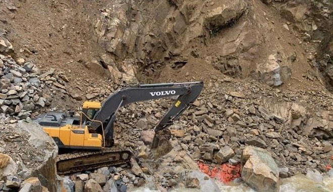 Máy xúc được sử dụng để san gạt các cơ trên cao ta luy dương và sau đó sử dụng các phương tiện chuyên dụng để tiếp cận hiện trường trong quá trình tìm kiếm các nạn nhân