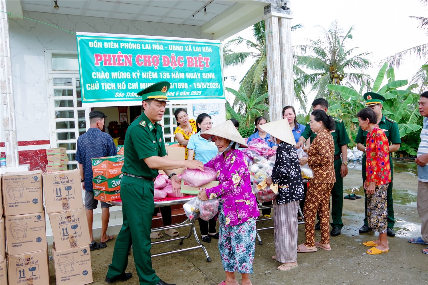Tổ chức Phiên chợ đặc biệt trao tặng quà cho các hộ gia đình có hoàn cảnh đặc biệt khó khăn