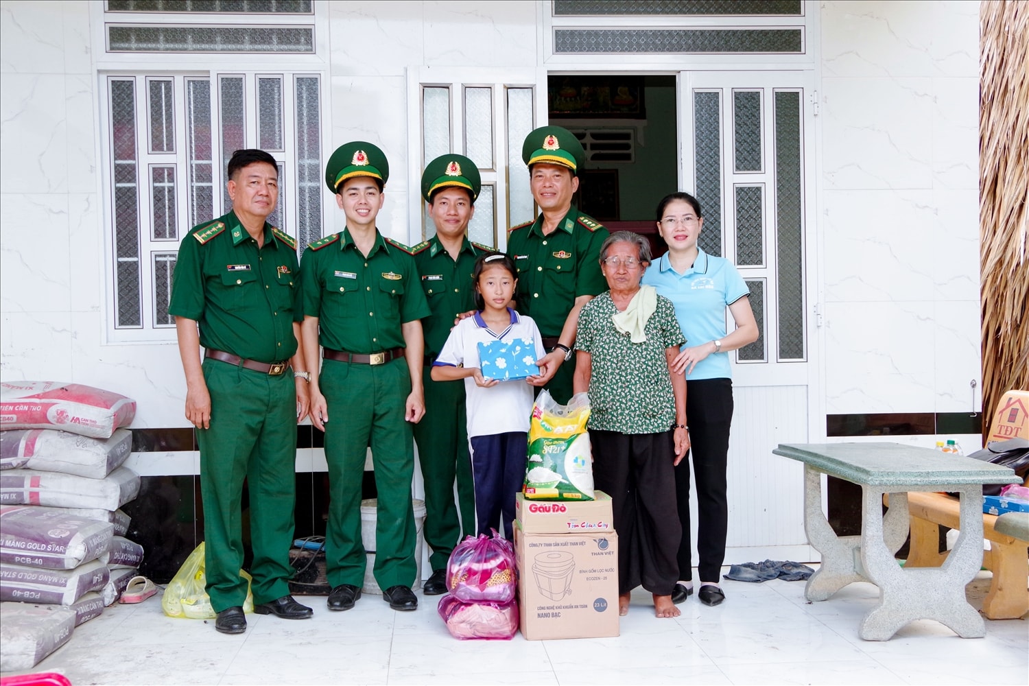 Thăm tặng quà cho các em học sinh có hoàn cảnh khó khăn trong chương trình  “Nâng bước em tới trường”
