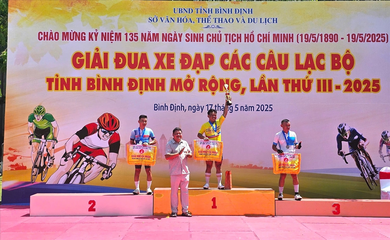 Ban Tổ chức trao giải cá nhân ở nhóm 2, nam trung niên (40 - 49 tuổi) thi đấu cự ly 32km