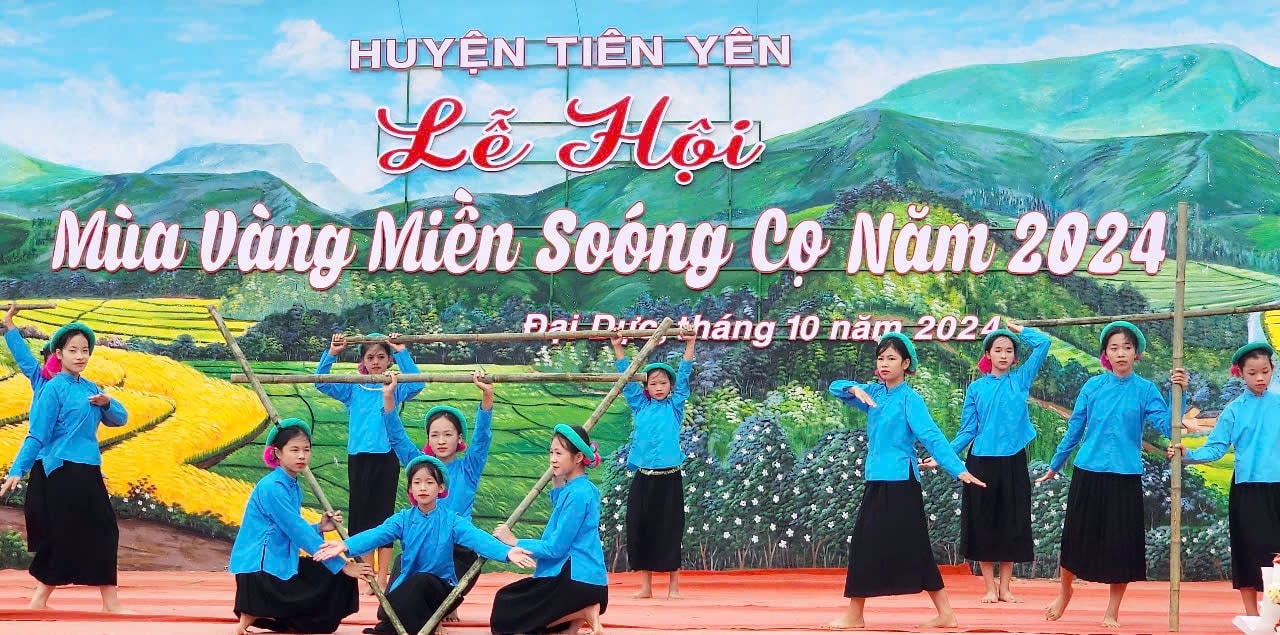 Mùa vàng Soóng Cọ là một trong những lễ hội lớn của địa phương, thu hút đông đảo người dân và du khách Mùa vàng Soóng Cọ là một trong những lễ hội lớn của địa phương, thu hút đông đảo người dân và du khách