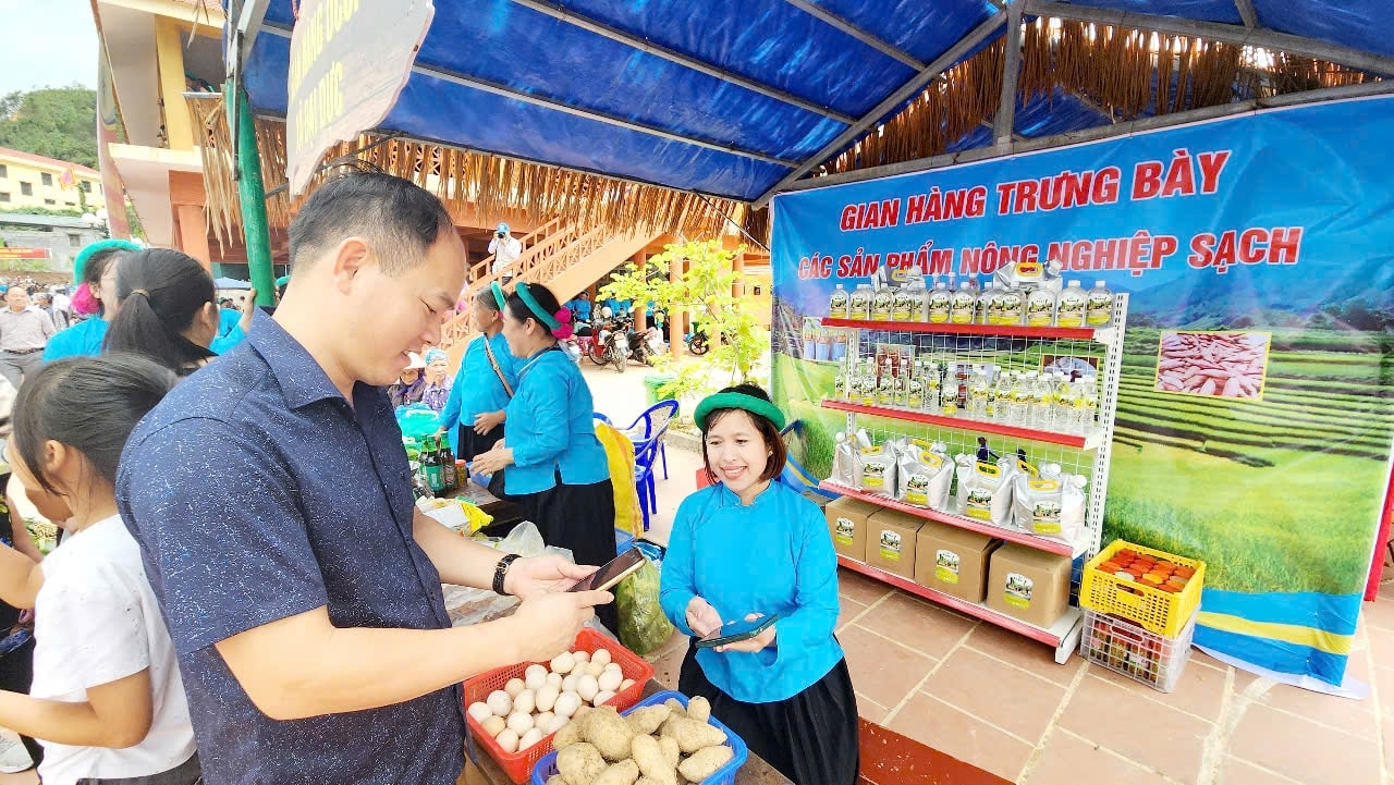 Đời sống của người dân ngày càng được nâng cao Đời sống của người dân ngày càng được nâng cao