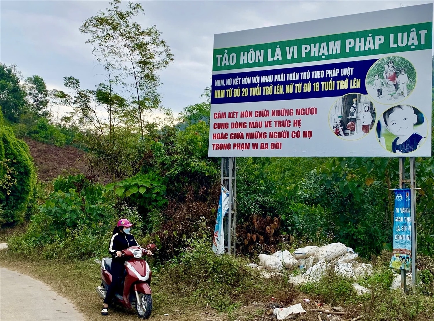 Huyện Văn Lãng đã dựng hàng chục pa nô cỡ lớn tuyên truyền về phòng chống tảo hôn tại ở khu vực đông dân cư và địa bàn có nguy cơ tảo hôn cao