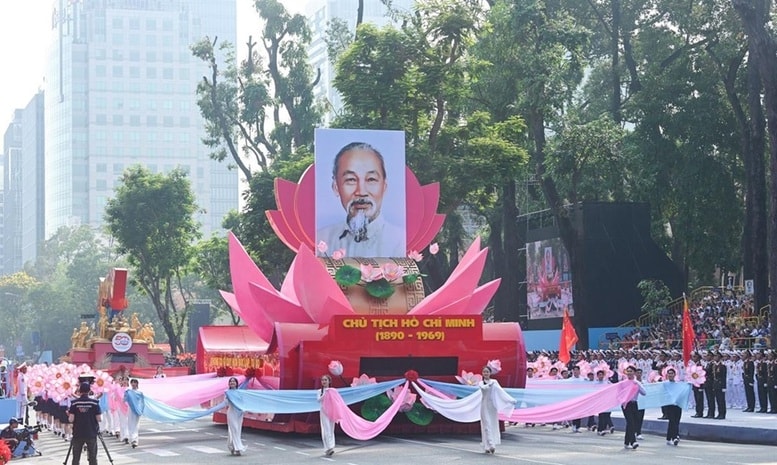 Rước chân dung Chủ tịch Hồ Chí Minh trong chương trình diễu binh, diễu hành kỷ niệm 50 năm Ngày Giải phóng miền Nam, thống nhất đất nước (30/4/1975-30/4/2025)