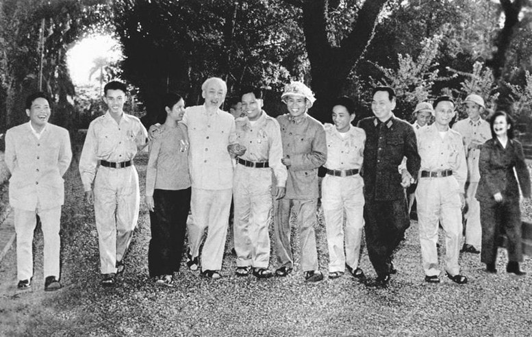 Chủ tịch Hồ Chí Minh, Đại tướng Võ Nguyên Giáp cùng đoàn đại biểu Anh hùng LLVT nhân dân giải phóng miền Nam trong vườn xoài ở Phủ Chủ tịch (tháng 11/1965). Ảnh: tư liệu