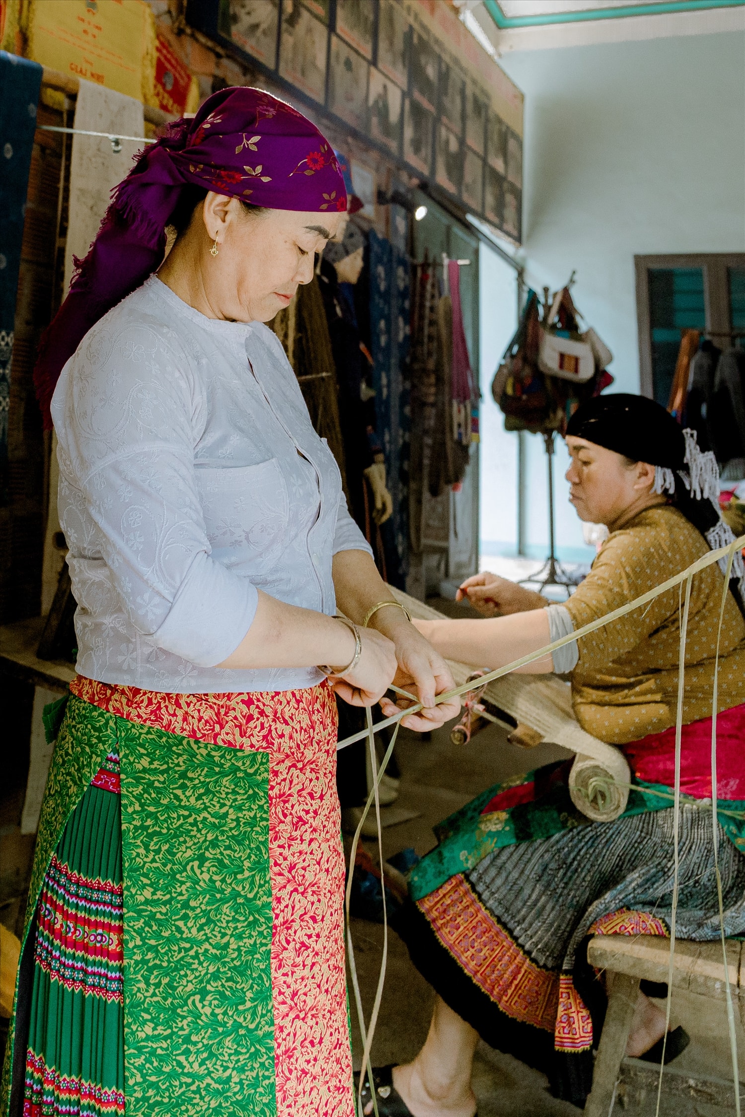 Bà Sùng Thị Máy - Phó Giám đốc HTX, cho biết: Thời gian đầu, chị em khởi nghiệp gặp nhiều khó khăn về thị trường tiêu thụ, sản phẩm thường bị tồn kho, dẫn đến hư hỏng... Tuy nhiên, nhờ có sự quan tâm và hỗ trợ của lãnh đạo các cấp đã kết nối với các doanh nghiệp, khách hàng, đặc biệt là tạo điều kiện cho các thành viên HTX tham dự hội chợ toàn quốc tại Hà Nội và các địa phương, sản phẩm vải lanh, thổ cẩm của HTX được nhiều người biết đến.