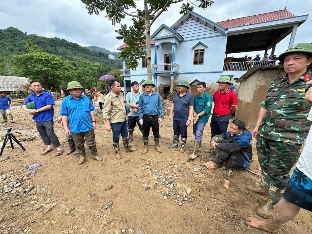 Ông Nguyễn Đăng Bình, Phó Bí thư Tỉnh ủy, Chủ tịch UBND tỉnh cùng đoàn công tác đến kiểm tra hiện trường chỉ đạo khắc phục hậu quả.(Ảnh:TL)