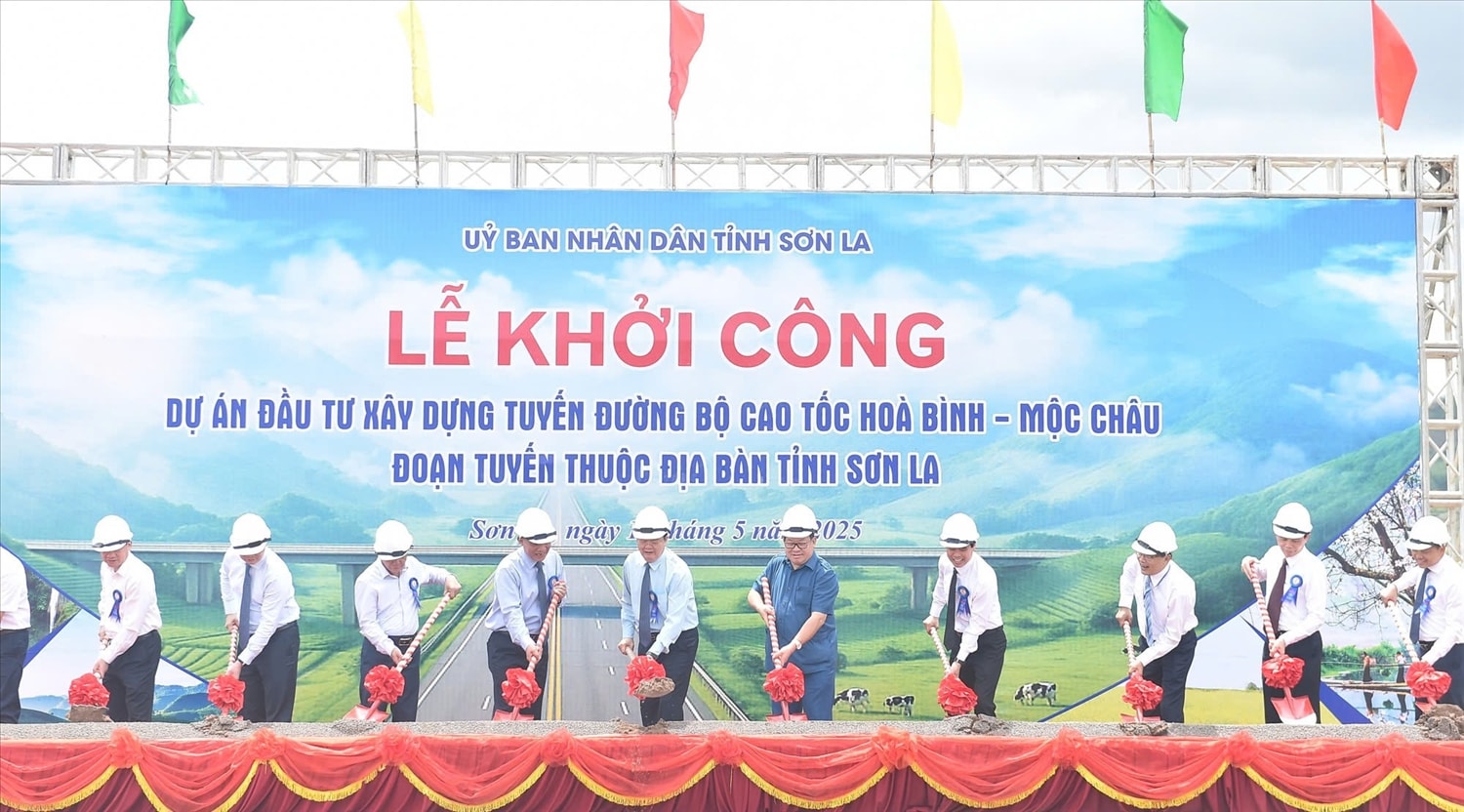 Các đại biểu thực hiện nghi thức động thổ thực hiện dự án khởi công tuyến đường bộ cao tốc Hòa Bình-Mộc Châu