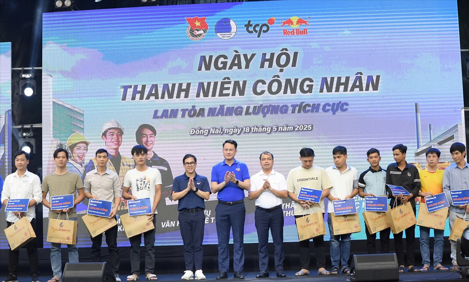 Ban tổ chức trao các phần quà cho thanh niên có hoàn cảnh khó khăn