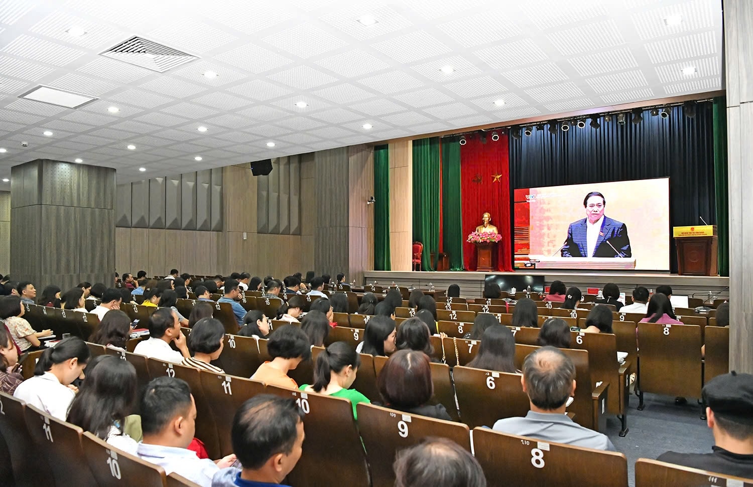 Hội nghị được tổ chức theo hình thức trực tiếp kết hợp trực tuyến, kết nối từ điểm cầu chính tại Hội trường Diên Hồng, Nhà Quốc hội tới hơn 37 nghìn điểm cầu bộ, ngành, địa phương, cơ quan, đơn vị…