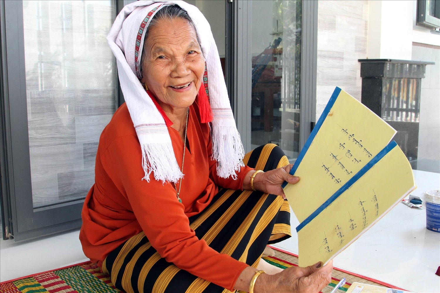 Nghệ nhân Châu Thị Đông giới thiệu các Ariya do bà sưu tầm đóng tập làm tài liệu trình diễn và truyền dạy cho con cháu tộc họ. 